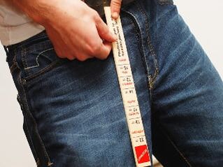 Homem medindo o comprimento do pênis