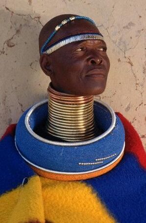 Anéis para esticar o pescoço de um homem de uma tribo africana