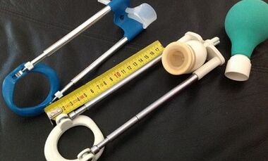 usando um extensor para aumentar o pênis