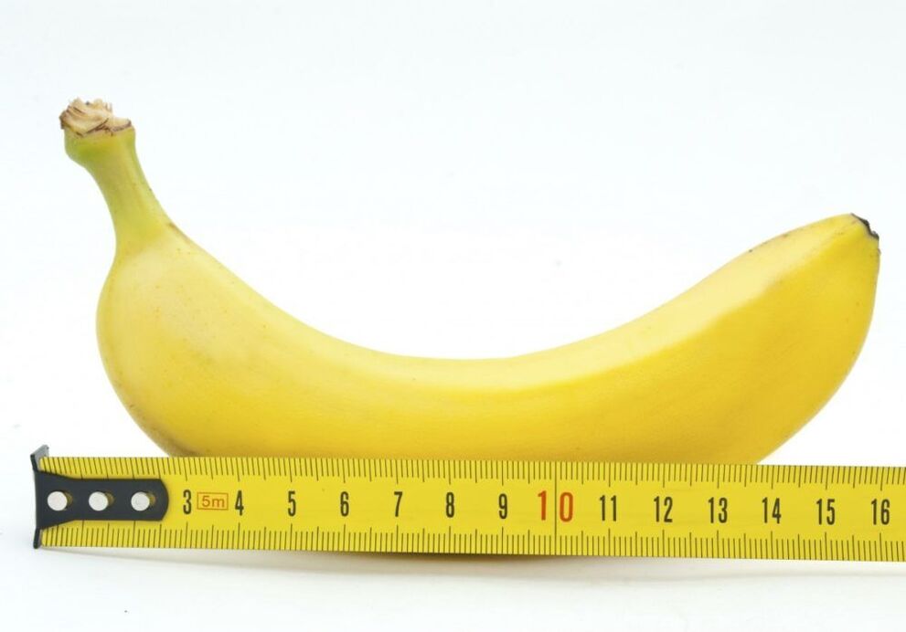 medindo o tamanho do pênis usando uma banana como exemplo