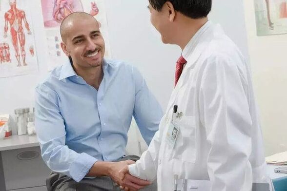 o paciente agradece ao médico pela operação de aumento do pênis
