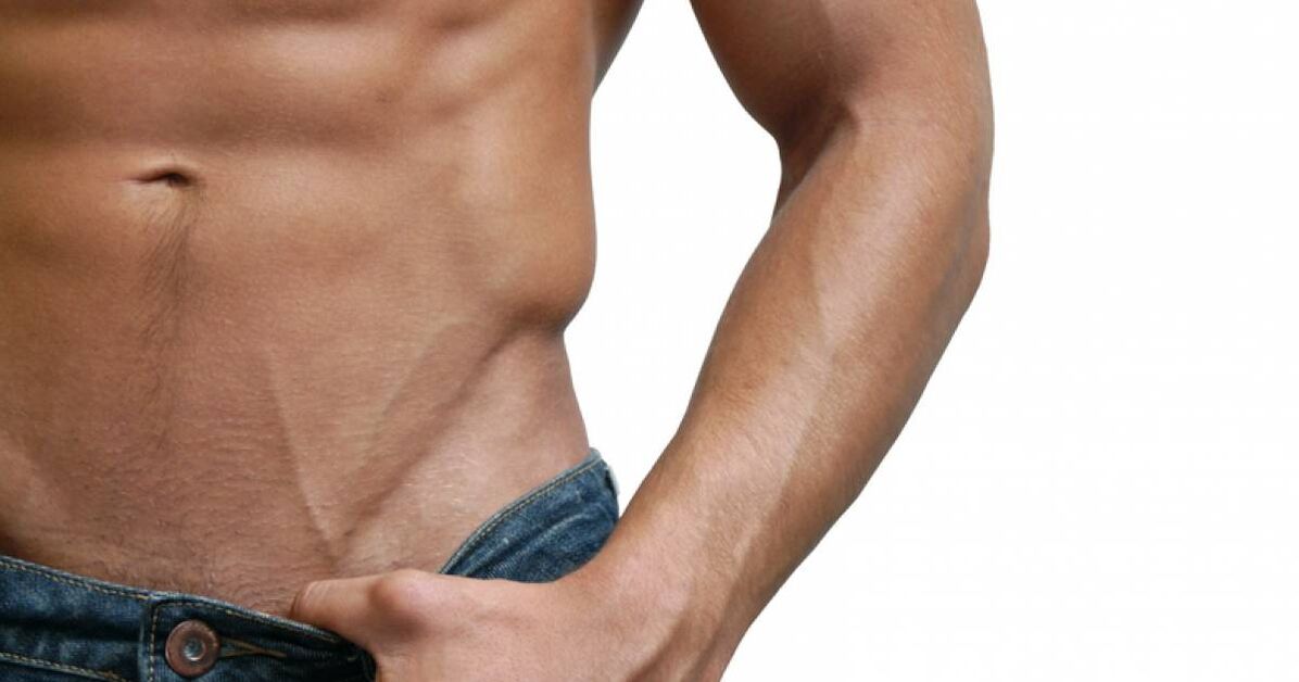 homem sexy com um pênis aumentado cirurgicamente